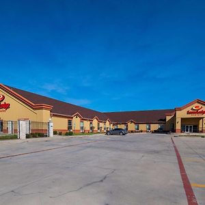 Econo Lodge Inn & Suites Bridgeport